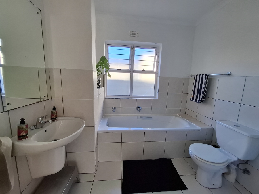 To Let 4 Bedroom Property for Rent in Sunningdale Western Cape